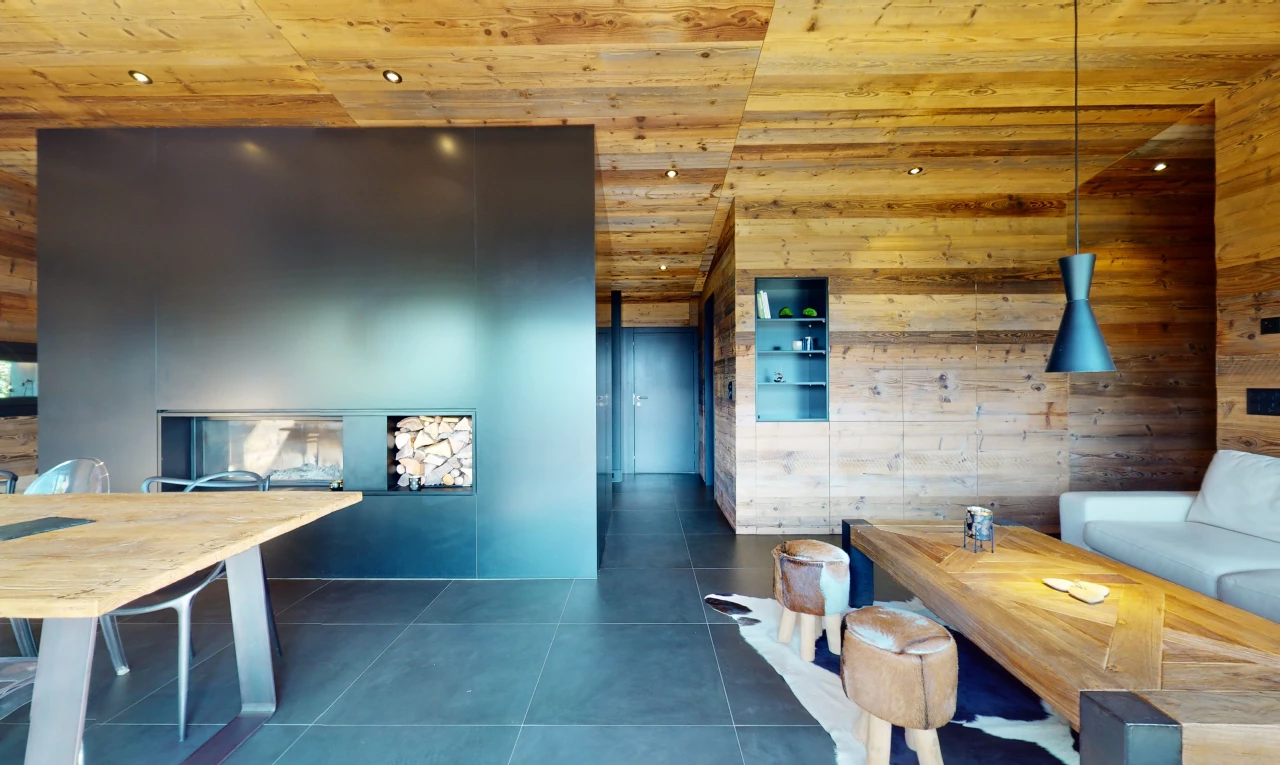 salle à manger avec carrelage, plafond de bois, et mur en bois