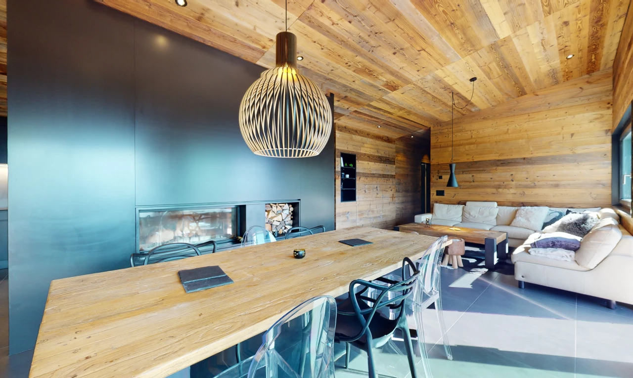 salle à manger avec mur en bois et plafond de bois