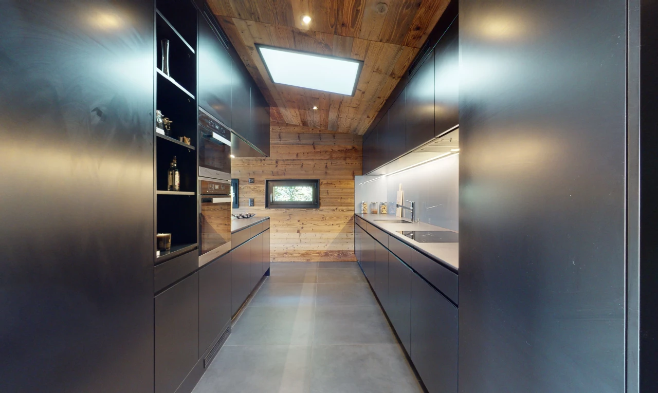 cuisine avec plafond en béton, lucarne, mur en bois, et plafond de bois