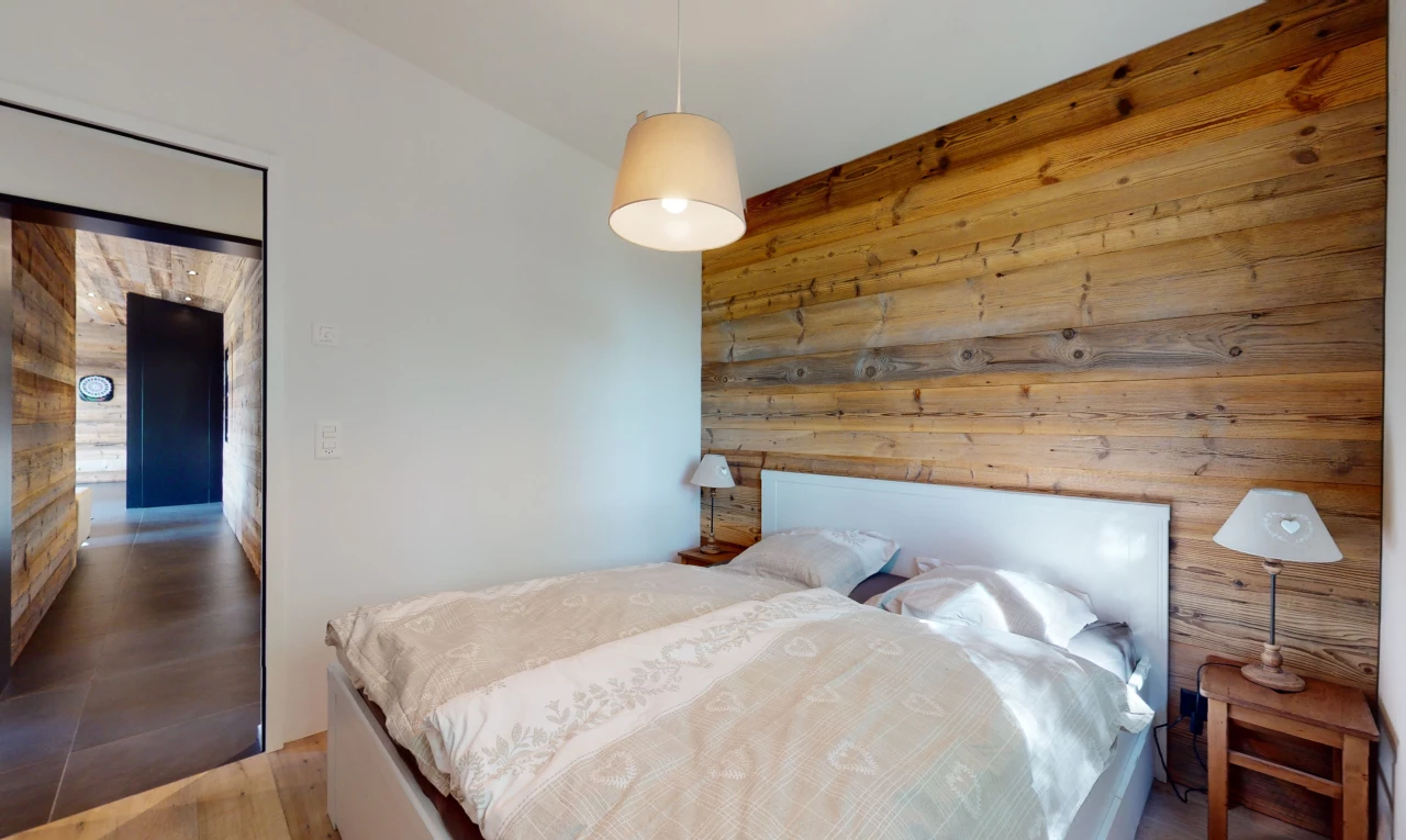 chambre avec plancher de bois et mur en bois