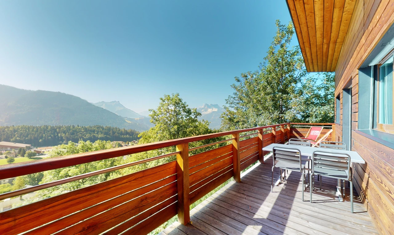 terrasse avec vue sur la montagne, balcon, et terrasse en bois