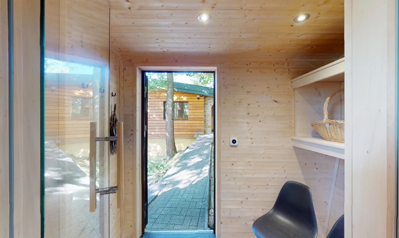 espace intérieur avec lumière naturelle, mur en bois, et plafond de bois