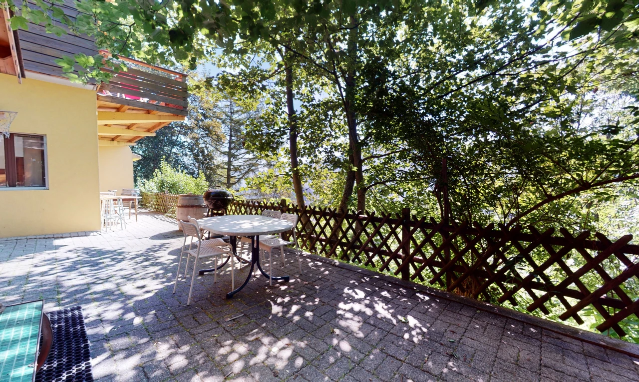 terrasse avec balcon, patio, et clôture