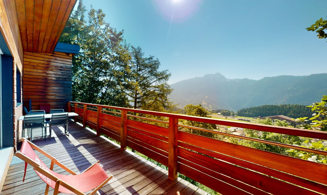 terrasse avec vue sur la montagne, balcon, et terrasse en bois