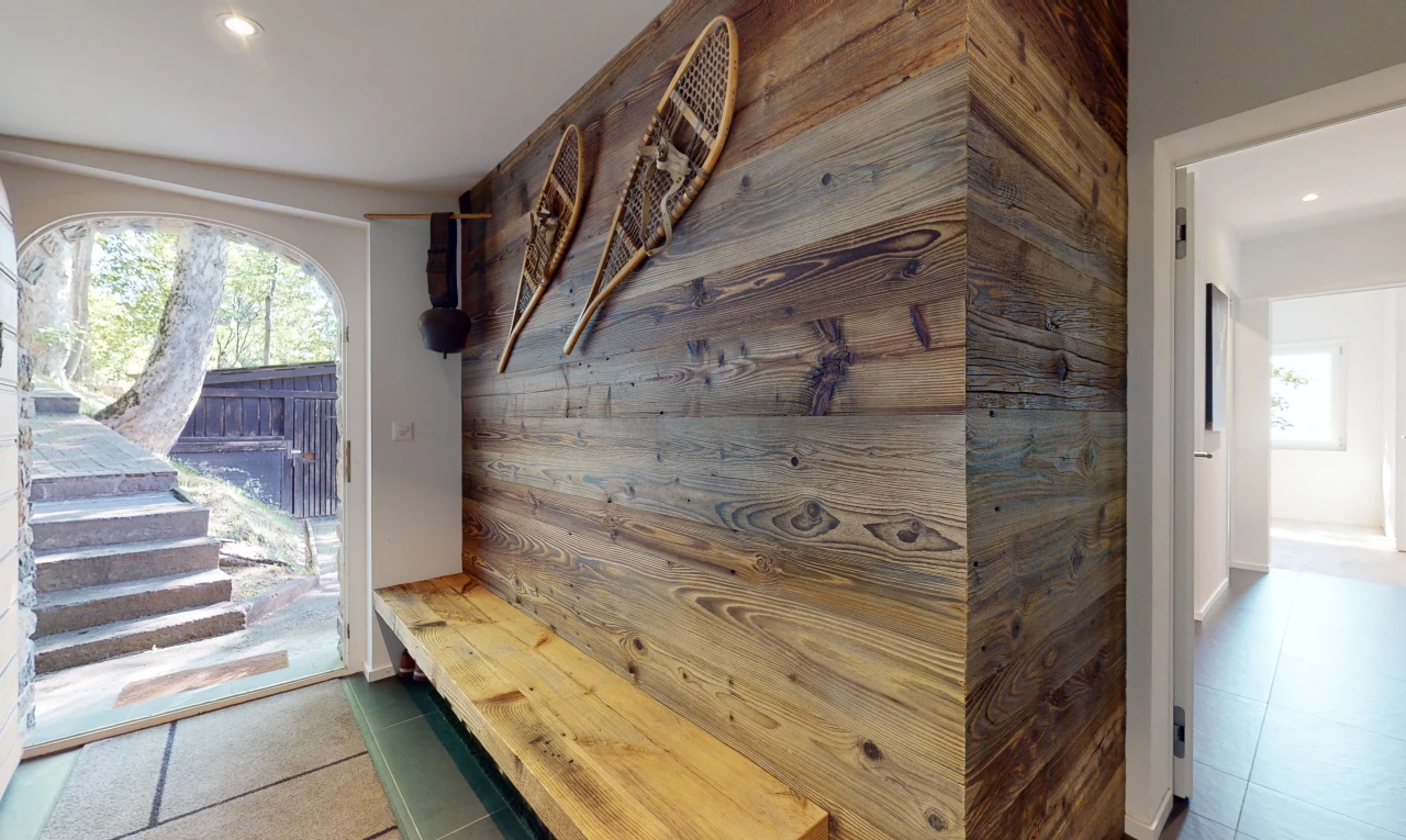 cuisine avec carrelage, mur en bois, et lumière naturelle