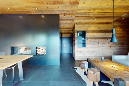 salle à manger avec carrelage, plafond de bois, et mur en bois