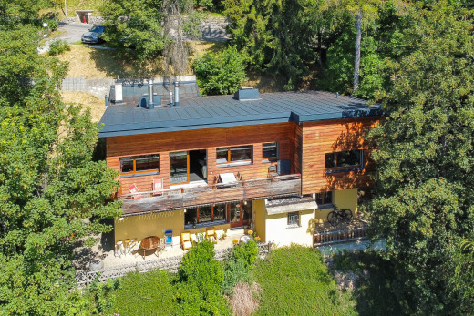 façade avec balcon et patio