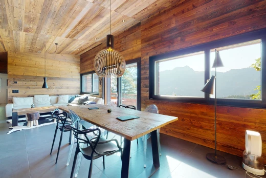 salle à manger avec carrelage, mur en bois, lumière naturelle, et plafond de bois