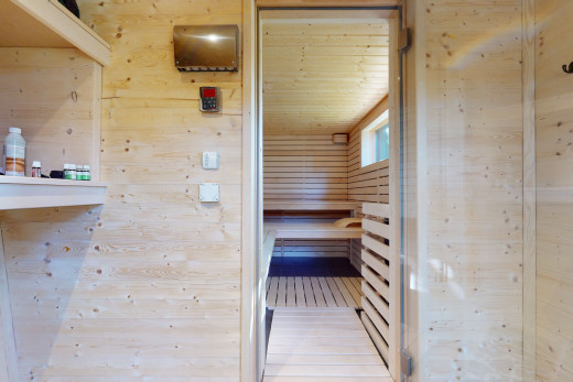 salle de bain avec plancher de bois
