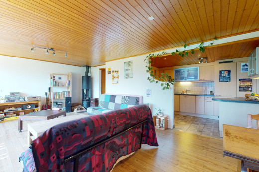 espace intérieur avec plancher de bois, plafond de bois, éclairage sur rail, et carrelage
