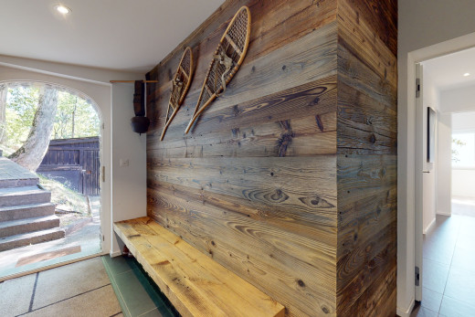 cuisine avec carrelage, mur en bois, et lumière naturelle