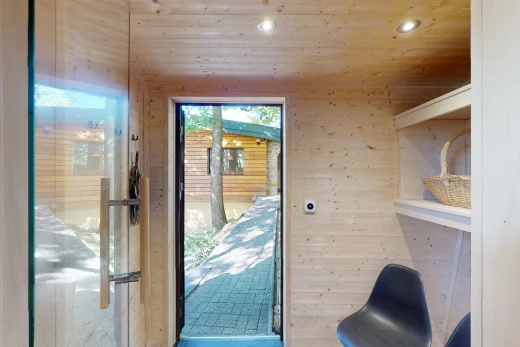espace intérieur avec lumière naturelle, mur en bois, et plafond de bois