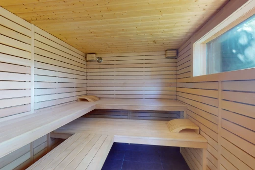 espace intérieur avec carrelage et plafond de bois