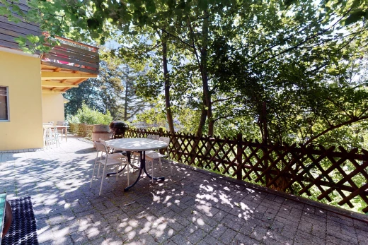 terrasse avec balcon, patio, et clôture