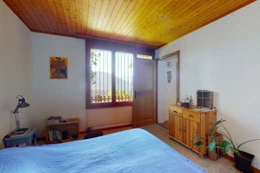 chambre avec moquette, lumière naturelle, et plafond de bois