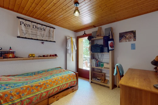 chambre avec plafond de bois, lumière naturelle, et terrazzo
