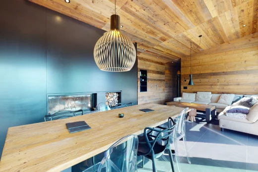 salle à manger avec mur en bois et plafond de bois