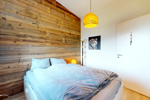 chambre avec mur en bois