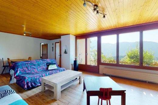 chambre avec plancher de bois, plafond de bois, et lumière naturelle