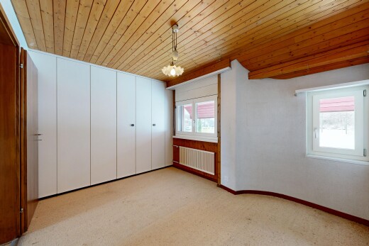 leerer raum mit natürliches licht, natural light, inside property, kühler, und sockelleisten