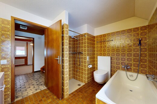 bad mit komplettes badezimmer, bad, dusche, inside property, und toilette