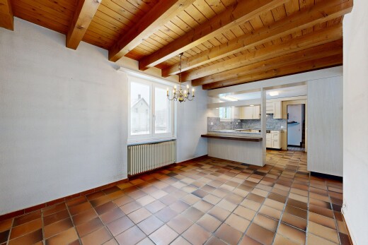 pièce vide avec lumière naturelle, natural light, inside property, plafond à poutres, et beamed ceiling