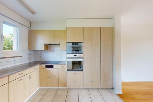 küche mit hellbraune schränke, inside property, doppel backofen, küchenrückwand beim herd, und küchenrückwand beim Herd