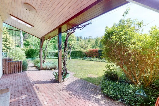 garten mit terrasse, rasen, und from property