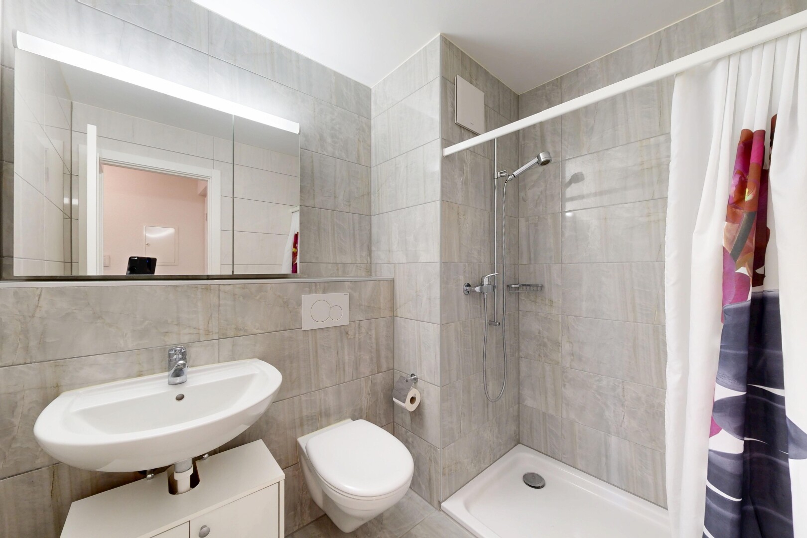 salle de bains avec mur en carrelage, tile wall, salle de bain complète, douche, et miroir