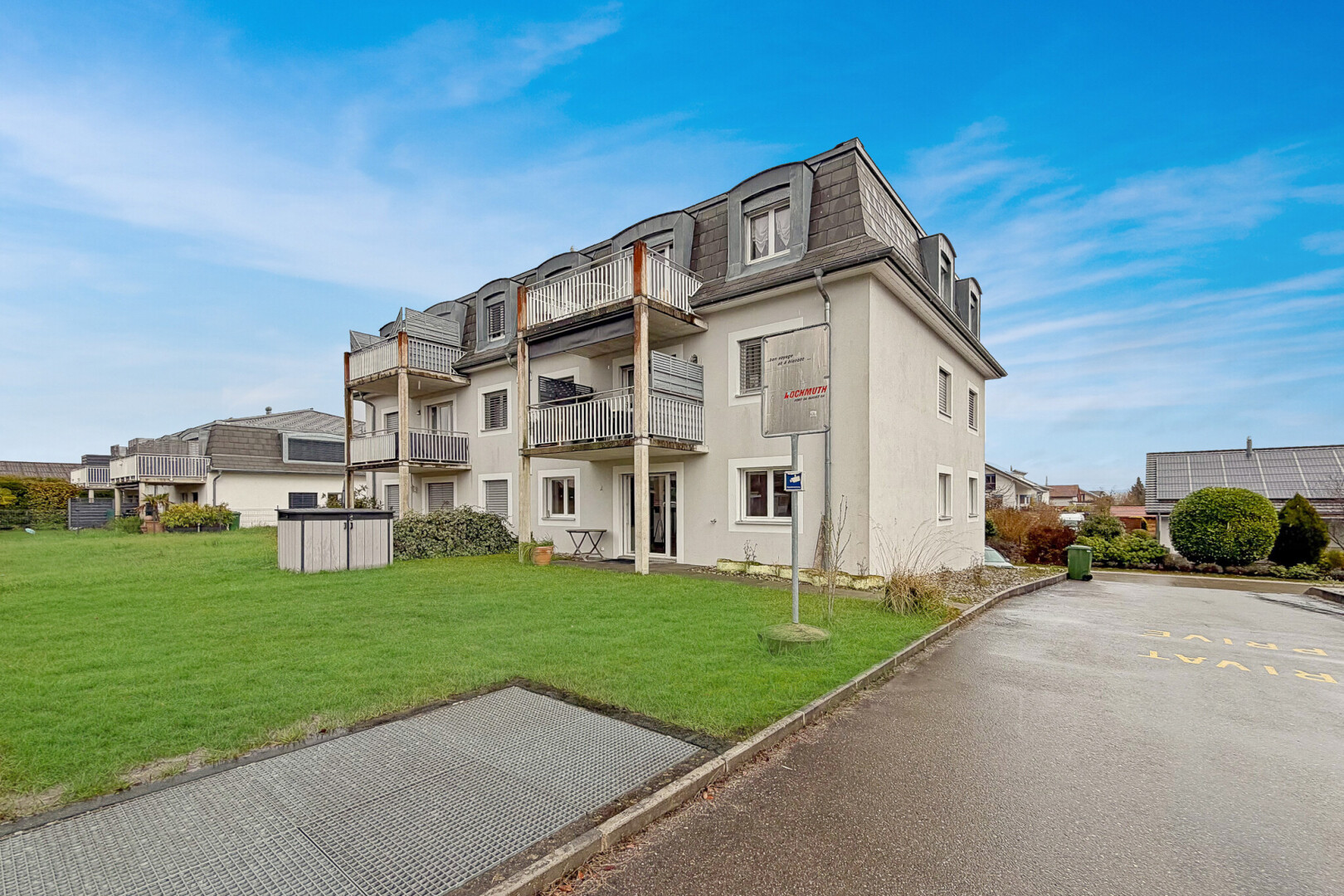 extérieur du bâtiment avec day time, residential view, et vue résidentielle