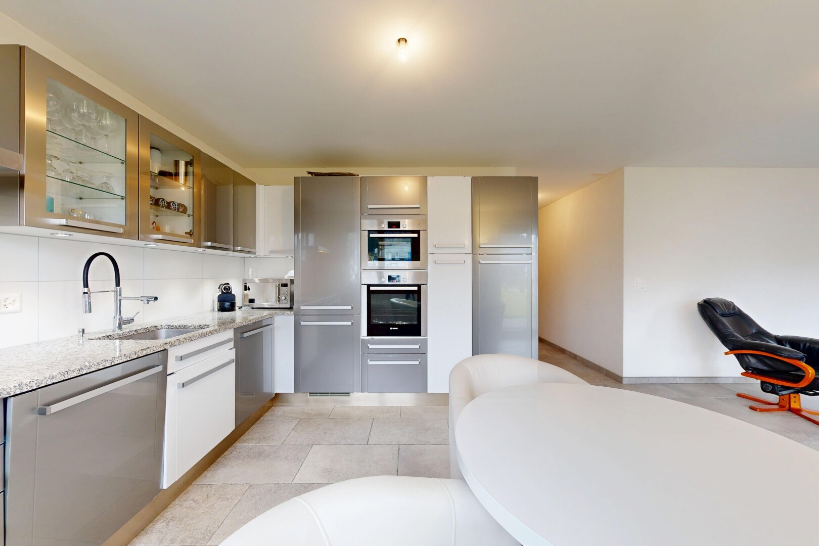 cuisine avec armoires avec insert en verre, dosseret, backsplash, lave-vaisselle, et inside property