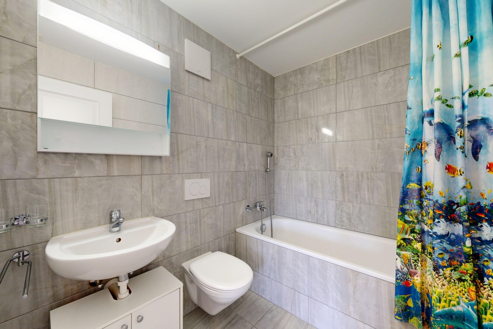 salle de bains avec salle de bain complète, miroir, mur en carrelage, tile wall, et douche-bain combinés
