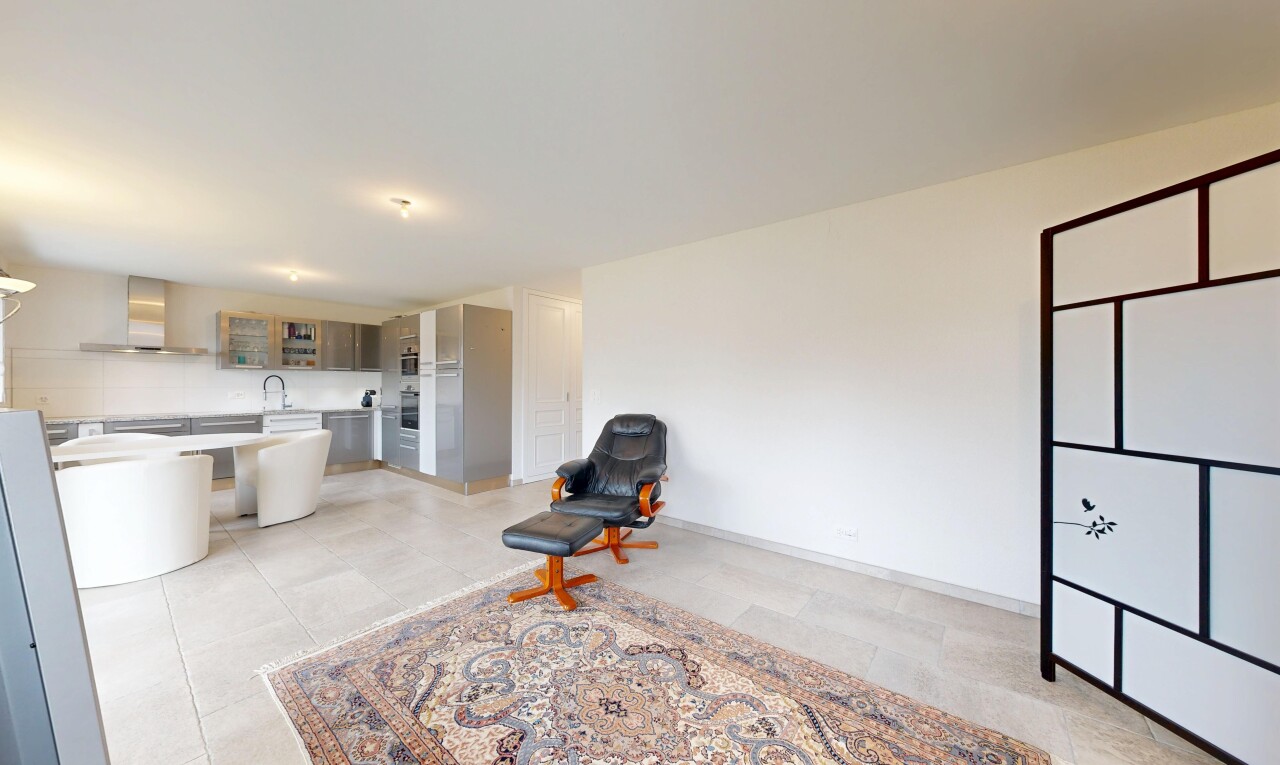 salon avec inside property, cloison sèche, drywall, plinthes murales, et baseboards wall