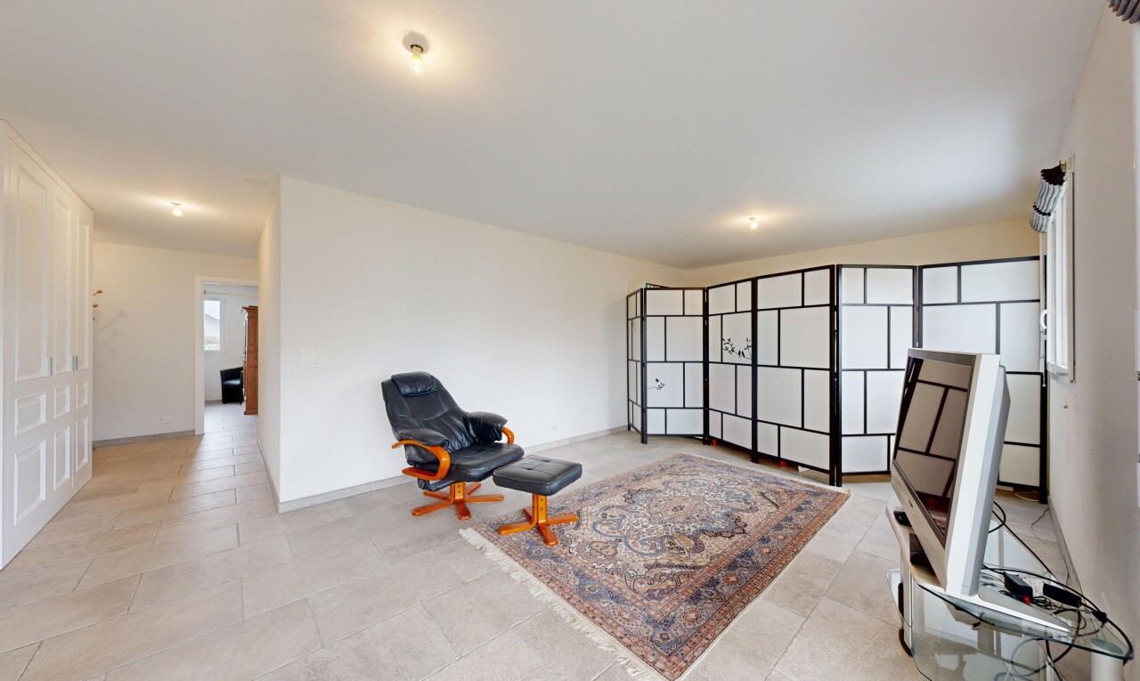 salon avec cloison sèche, drywall, inside property, plinthes murales, et baseboards wall