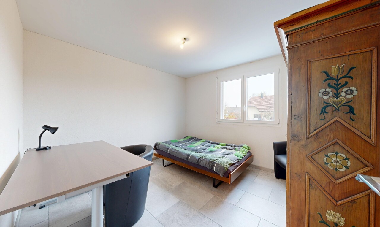 chambre avec cloison sèche, drywall, inside property, lumière naturelle, et natural light