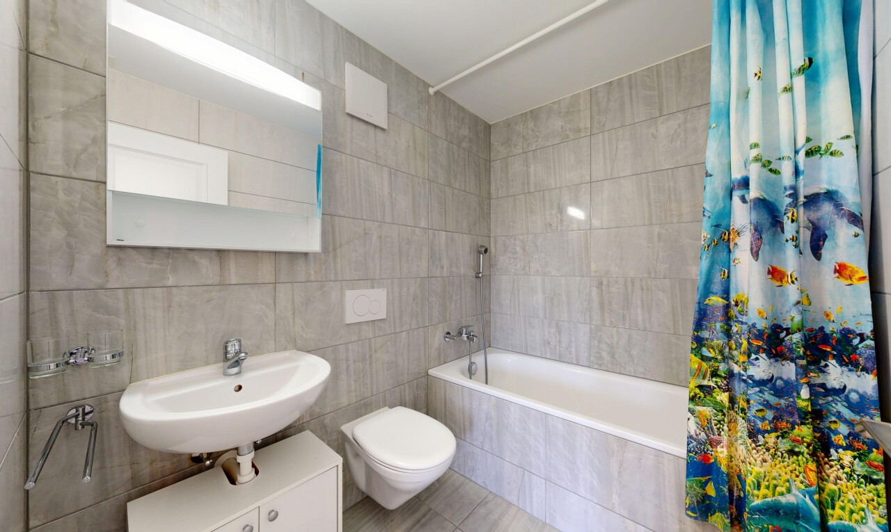 salle de bains avec salle de bain complète, miroir, mur en carrelage, tile wall, et douche-bain combinés