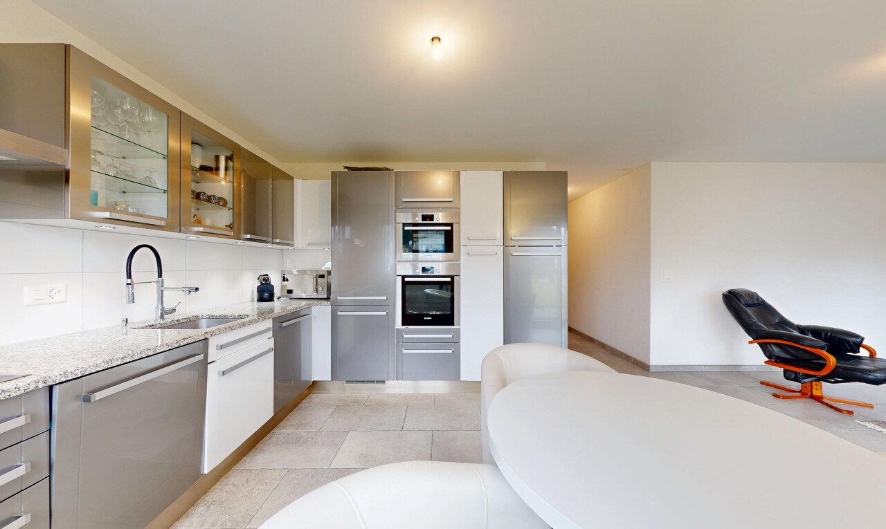 cuisine avec armoires avec insert en verre, dosseret, backsplash, lave-vaisselle, et inside property