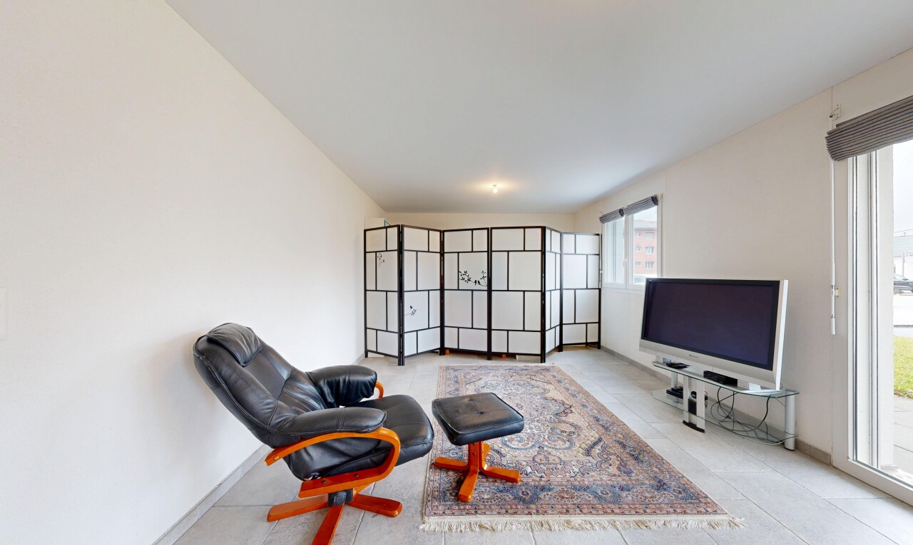 salon avec télévision, cloison sèche, drywall, inside property, et lumière naturelle