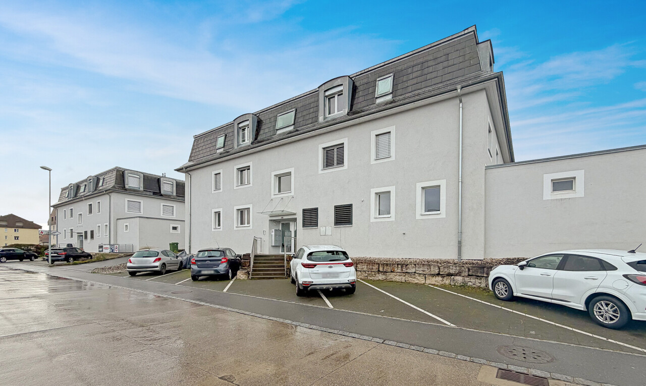extérieur du bâtiment avec parking et day time
