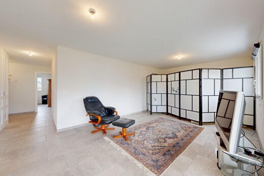 salon avec cloison sèche, drywall, inside property, plinthes murales, et baseboards wall