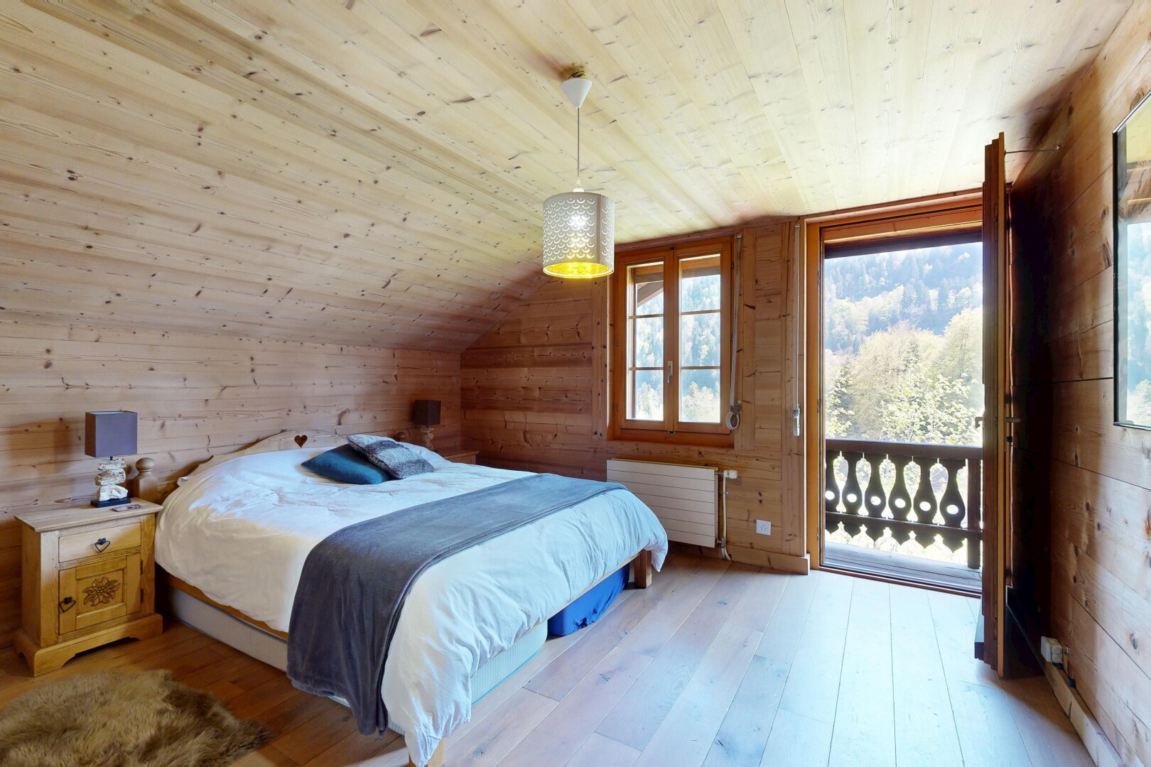 zimmer / schlafzimmer mit holzwand, wood wall, niedrige decke, low ceiling, und holzdecke