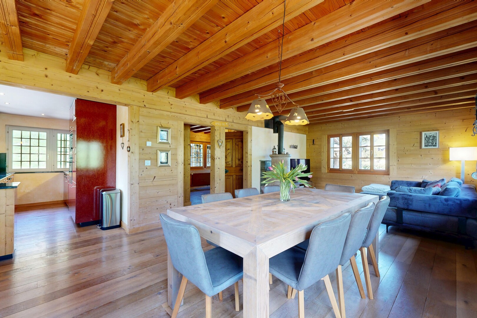 esszimmer mit holzwand, wood wall, holzfußboden, wood finish floor, und inside property