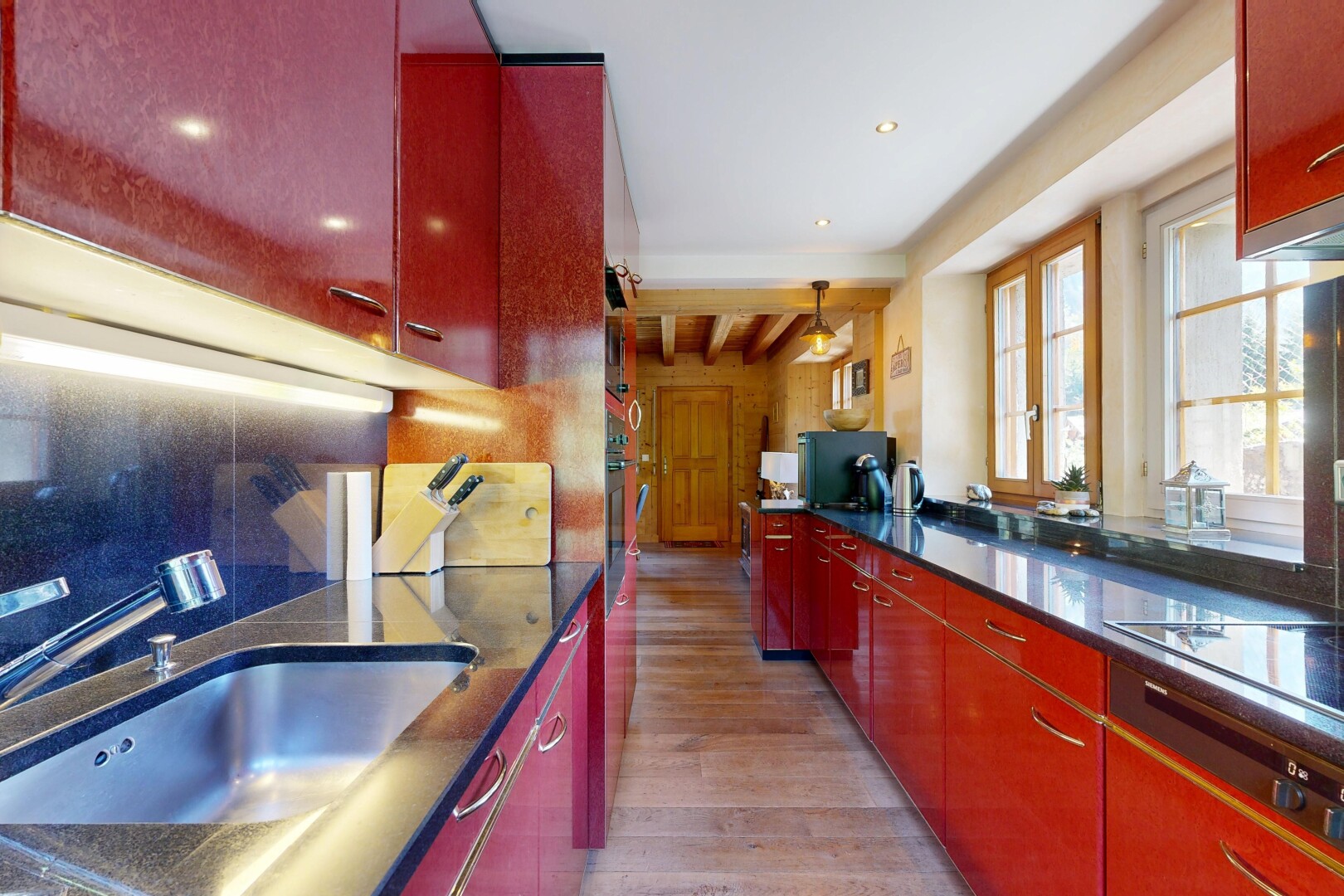 küche mit dark countertops, red cabinets, rote schränke, waschbecken, und inside property
