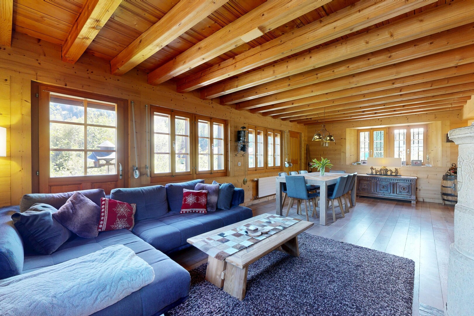 wohn- / esszimmer mit wood finish floor, holzfußboden, inside property, natural light, und natürliches licht