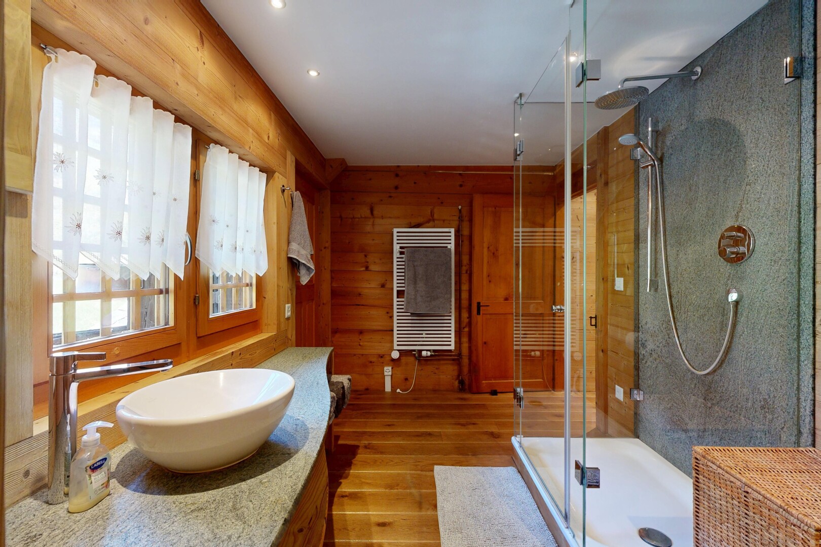 bad mit schminktisch, wood wall, holzwand, komplettes badezimmer, und wood finish floor
