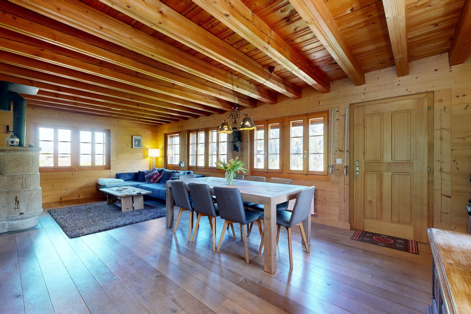 esszimmer mit wood wall, holzwand, wood finish floor, holzfußboden, und inside property