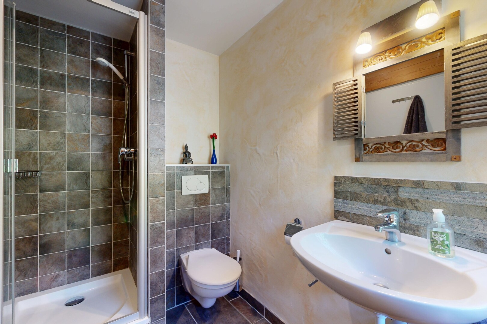 bad mit waschbecken, dusche, komplettes badezimmer, inside property, und spiegel