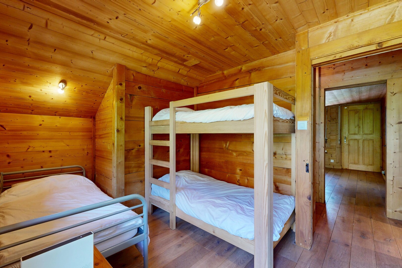 zimmer / schlafzimmer mit holzfußboden, wood finish floor, holzdecke, wood ceiling, und dachschräge
