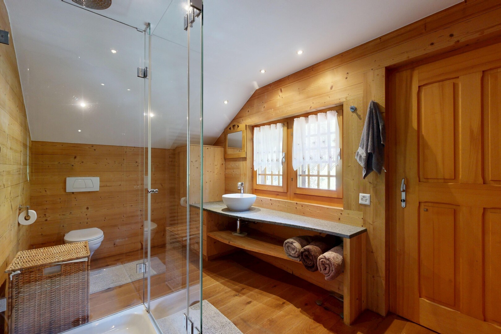 bad mit wood wall, holzwand, vaulted ceiling, dachschräge, und schminktisch