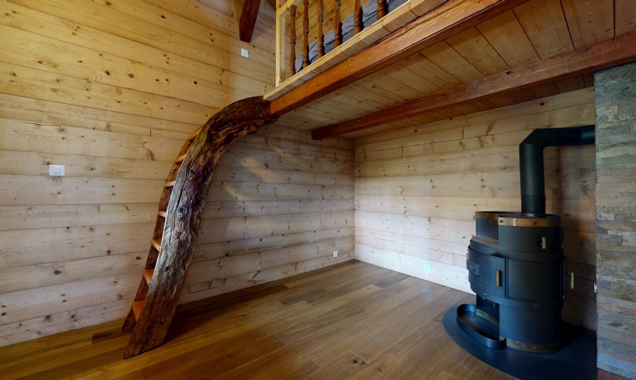 leerer raum mit holzofen, wood finish floor, holzfußboden, wood ceiling, und holzdecke